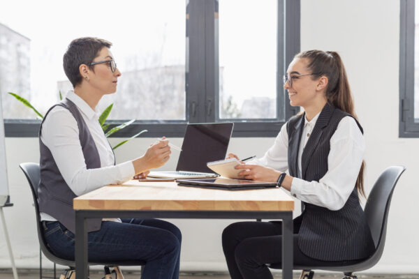 Profesionales en una entrevista laboral o reunión de negocios.