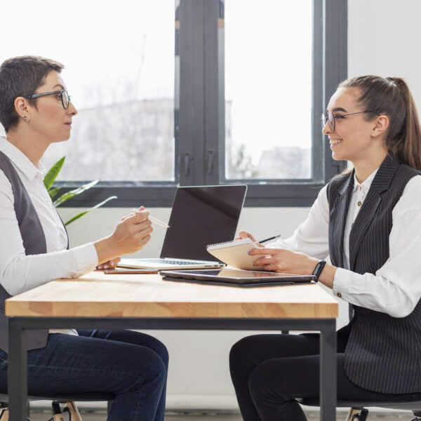 Profesionales en una entrevista laboral o reunión de negocios.