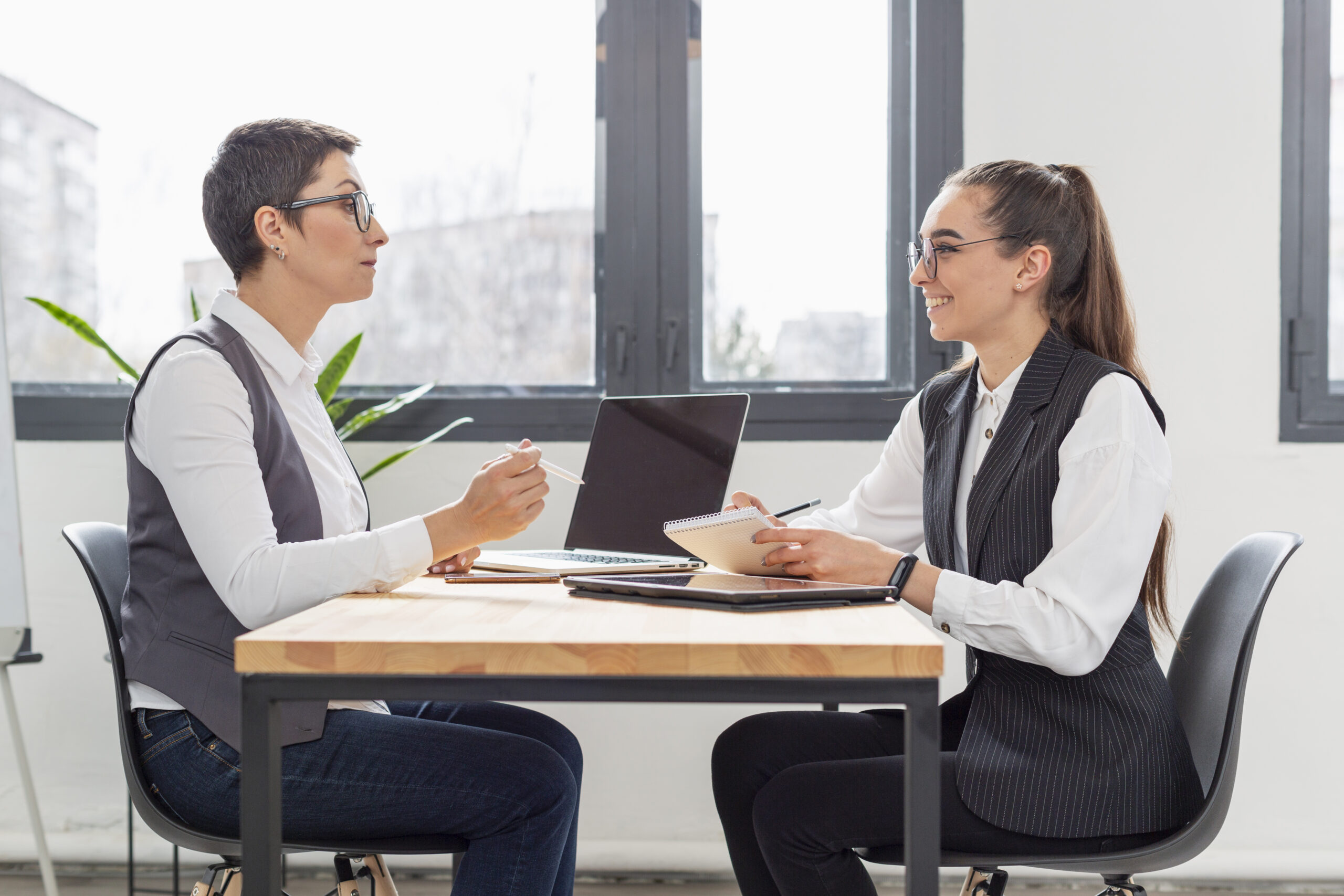 Profesionales en una entrevista laboral o reunión de negocios.