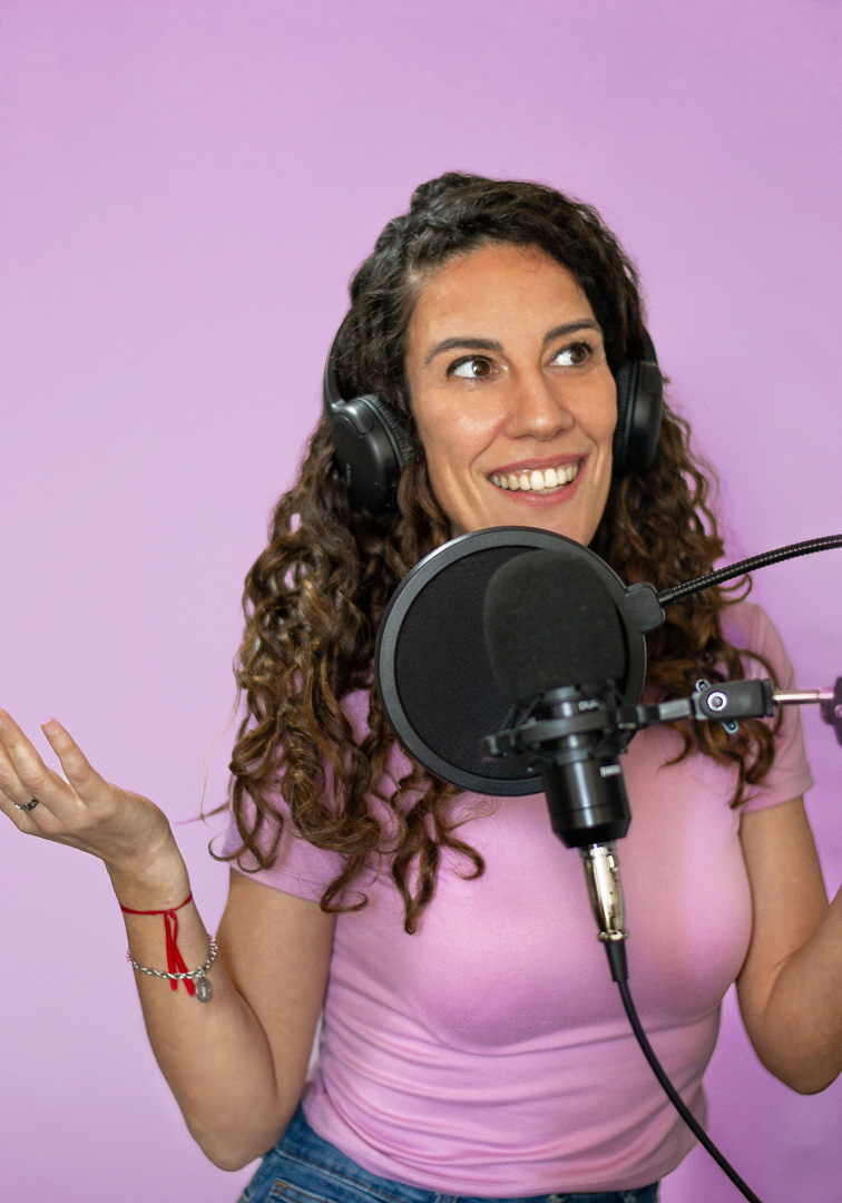 Roxs Mariani dictando una clase de oratoria en su estudio de grabación