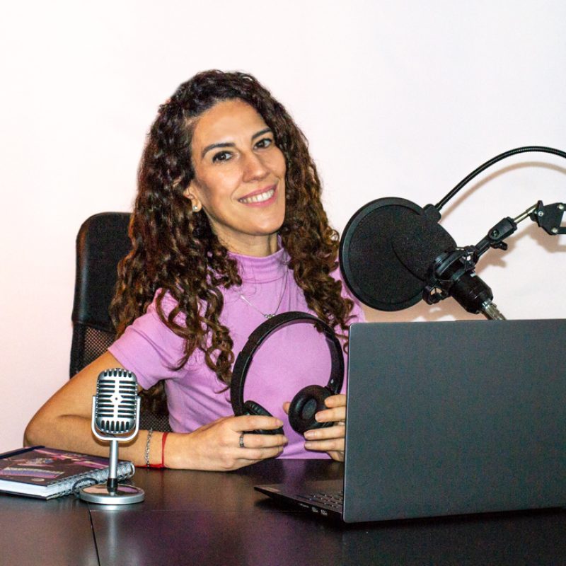 Roxs Mariani enseñando técnicas de oratoria frente al micrófono.